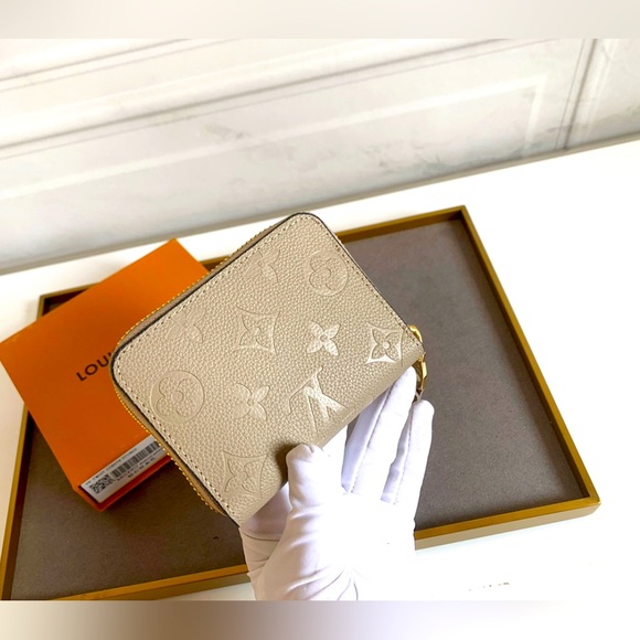 NEW WALLET - Picture 1 of 2